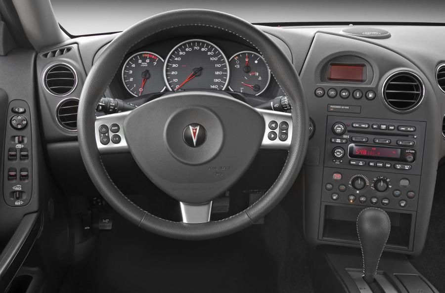  Pontiac Grand Prix 2005 года  (фото 3 из 44)